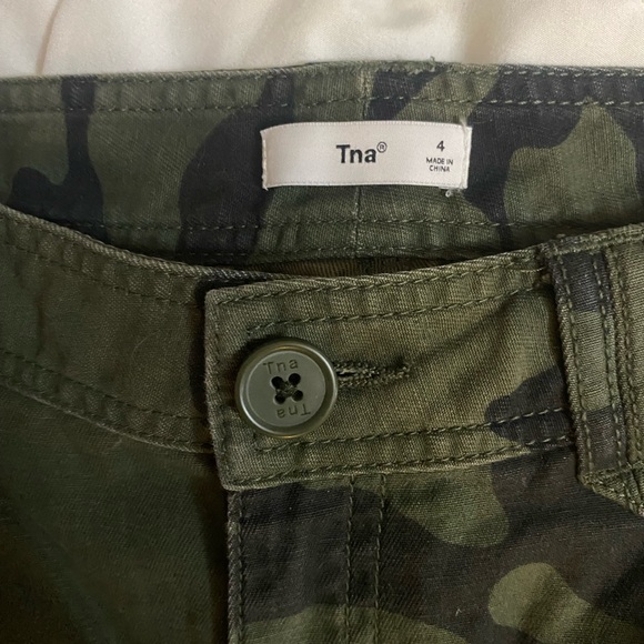 ARITZIA: TNA Camo Cargo Shorts 💚 🤎 Dayton Short - Picture 3 of 3